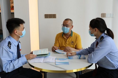 茂名化州税务纾困服务队助力水产出口企业复产复销